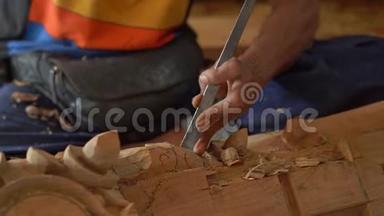 传统木雕工艺大师的特写镜头